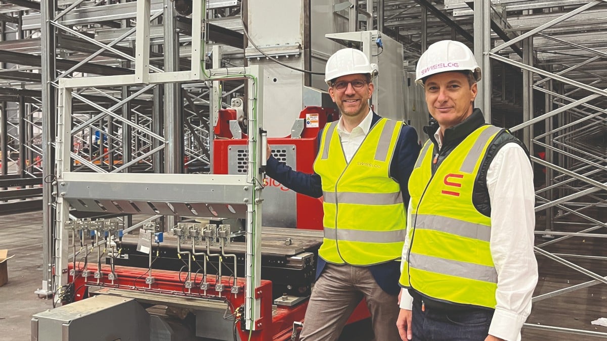 Swisslog Global CEO Jens Schmale, left, and Swisslog Australia and New Zealand Managing Director, Dan Ulmamei. Image: Swisslog.