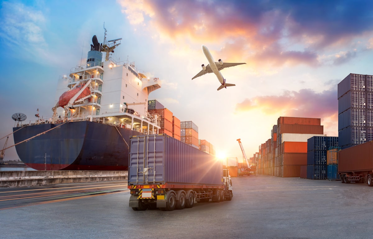AI, tariffs and nearshoring reshape logistics in 2025 - MHD