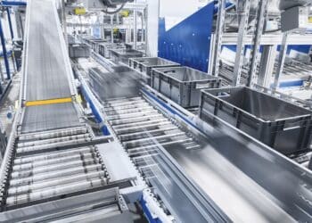 Automated conveyor systems are widely used across logistics facilities, where seamless transitions between belts help maintain continuous operations. Image: MBPROJEKT_Maciej_Bledowski/iStockphoto.com